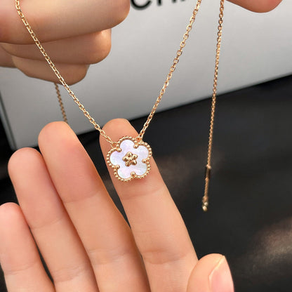 [LUXE]COLLAR DE FLOR DE CIRUELO CON TRAPEADOR BLANCO DE LA SUERTE