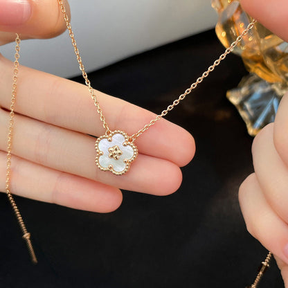 [LUXE]COLLAR DE FLOR DE CIRUELO CON TRAPEADOR BLANCO DE LA SUERTE