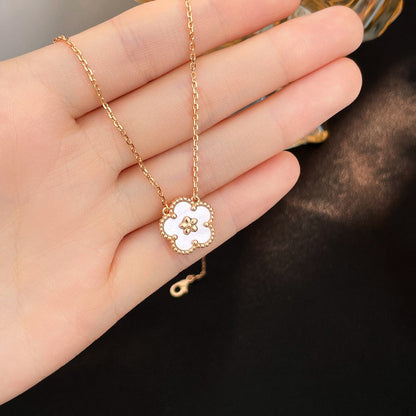 [LUXE]COLLAR DE FLOR DE CIRUELO CON TRAPEADOR BLANCO DE LA SUERTE