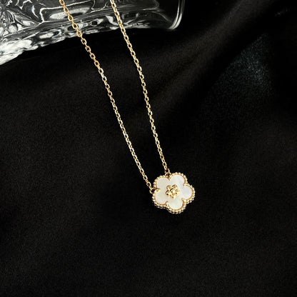 [LUXE]COLLAR DE FLOR DE CIRUELO CON TRAPEADOR BLANCO DE LA SUERTE
