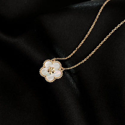 [LUXE]COLLAR DE FLOR DE CIRUELO CON TRAPEADOR BLANCO DE LA SUERTE