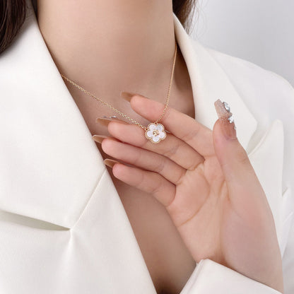 [LUXE]COLLAR DE FLOR DE CIRUELO CON TRAPEADOR BLANCO DE LA SUERTE