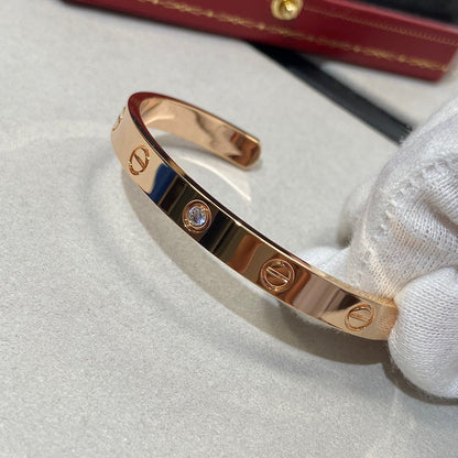 [LUXE] PULSERA DE AMOR DE 6,1 MM CON 1 DIAMANTE Y BRAZALETE ABIERTO 