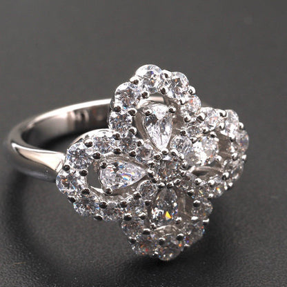 [LUXE] ANILLO DE ARO CON MOTIVO COMPLETO DE DIAMANTE, 16 MM DE PLATA