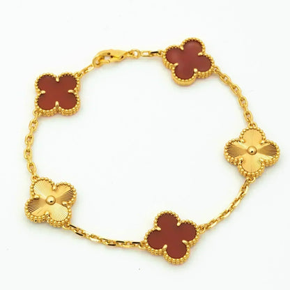 [LUXE] PULSERA DE ORO CON 5 MOTIVOS DE TRÉBOL Y CORNALINA 