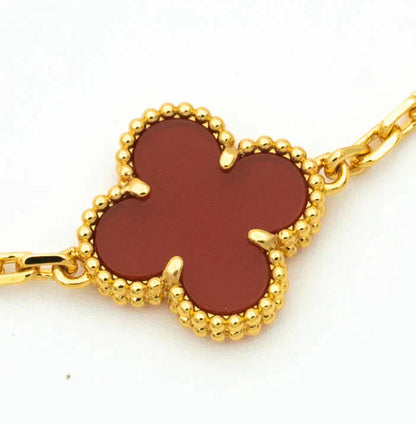 [LUXE] PULSERA DE ORO CON 5 MOTIVOS DE TRÉBOL Y CORNALINA 