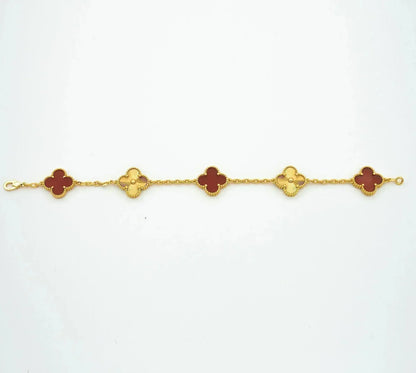 [LUXE] PULSERA DE ORO CON 5 MOTIVOS DE TRÉBOL Y CORNALINA 