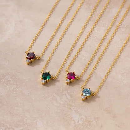 Delicado collar con colgante de piedra de nacimiento