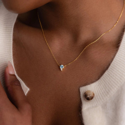 Delicado collar con colgante de piedra de nacimiento