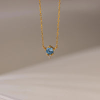 Delicado collar con colgante de piedra de nacimiento