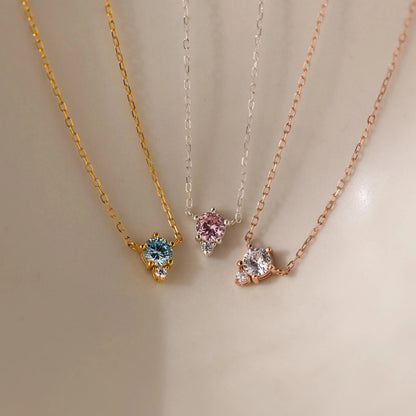 Delicado collar con colgante de piedra de nacimiento