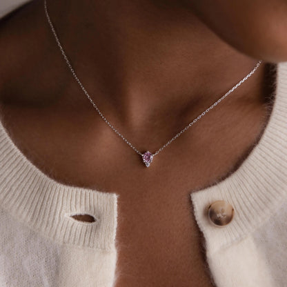 Delicado collar con colgante de piedra de nacimiento