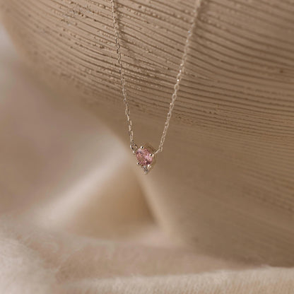 Delicado collar con colgante de piedra de nacimiento