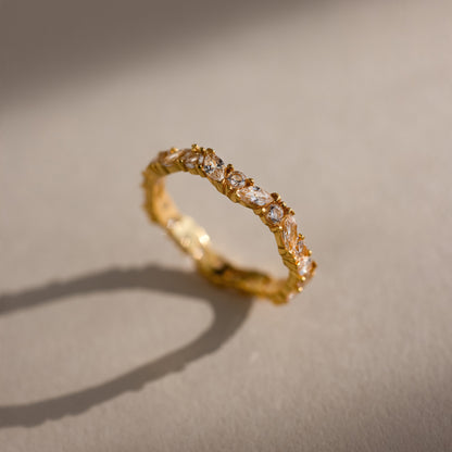 Anillo con piedra de nacimiento marquesa escalonada