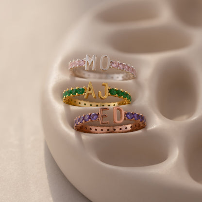 Anillo de tenis con dos iniciales y piedra de nacimiento