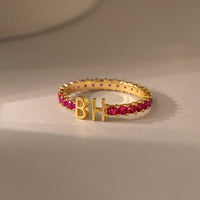 Anillo de tenis con dos iniciales y piedra de nacimiento