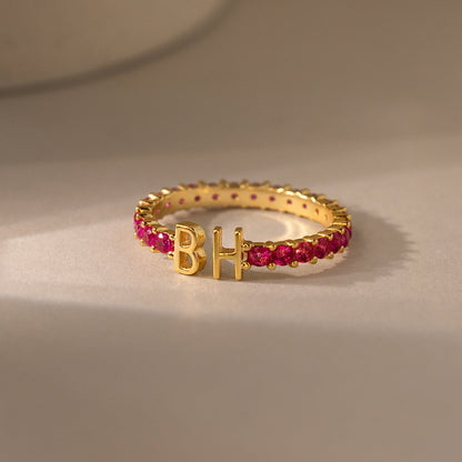 Anillo de tenis con dos iniciales y piedra de nacimiento