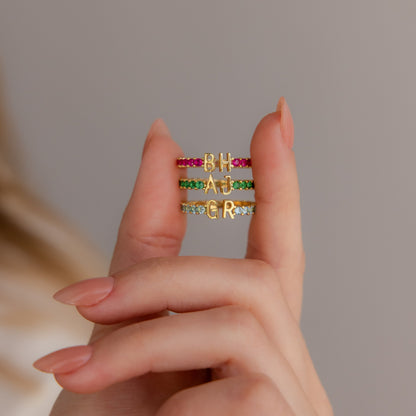 Anillo de tenis con dos iniciales y piedra de nacimiento