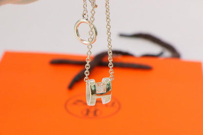 [LUXE]COLLAR HM SERIE LETRA H OVALADA