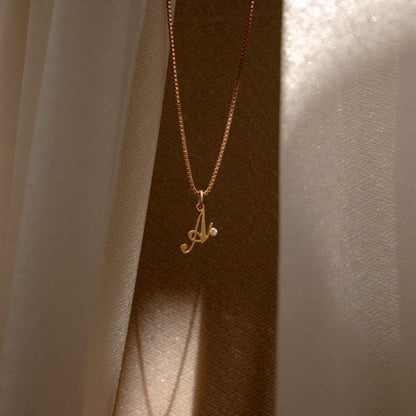 Collar con piedra de nacimiento inicial