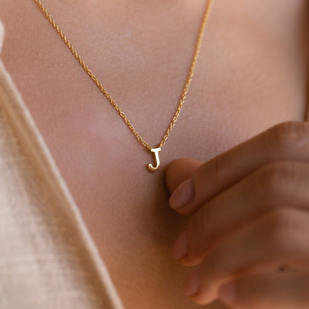 Delicado collar con inicial