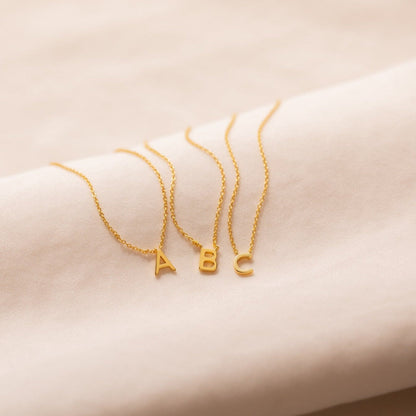 Delicado collar con inicial