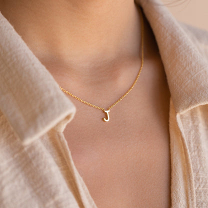 Delicado collar con inicial