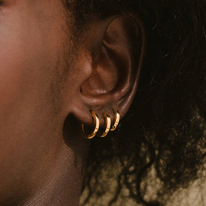 Conjunto de pendientes Huggie del editor