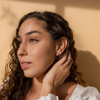 Juego de aretes Huggies con incrustaciones de ópalo