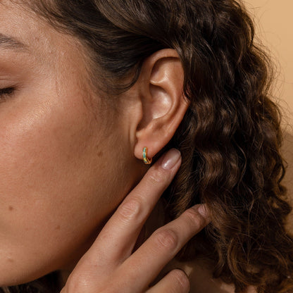 Juego de aretes Huggies con incrustaciones de ópalo