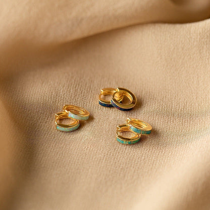 Juego de aretes Huggies con incrustaciones de ópalo
