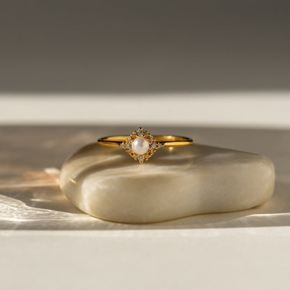 Anillo vintage con perla pavé