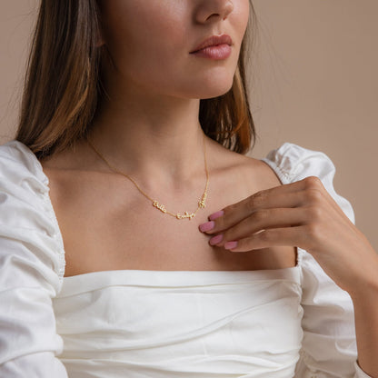 Delicado collar pequeño con varios nombres
