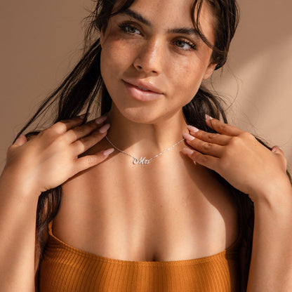 Elegante collar con nombre pavé