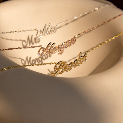 Elegante collar con nombre pavé