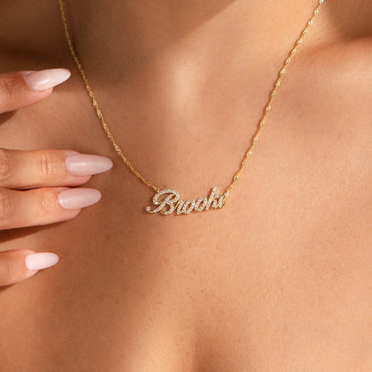 Elegante collar con nombre pavé