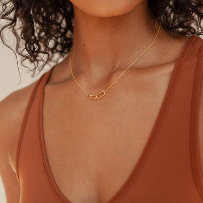 Collar colgante enlazado