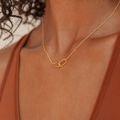 Collar colgante enlazado