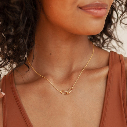 Collar colgante enlazado