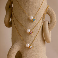Collar de perlas y piedras de nacimiento