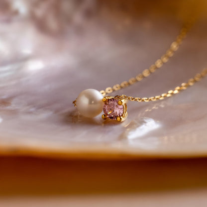 Collar de perlas y piedras de nacimiento