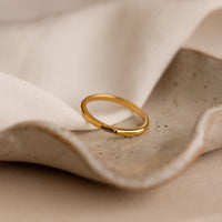 Anillo con nombre pequeño grabado