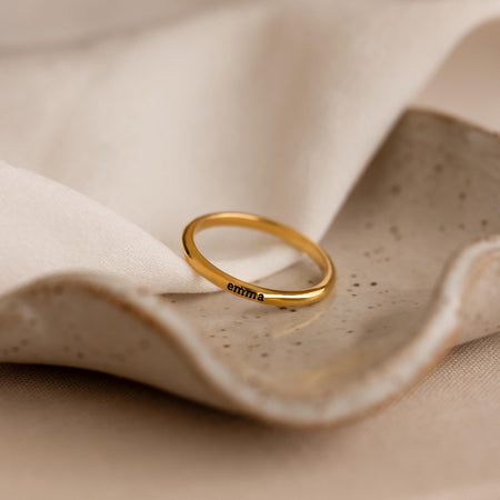 Anillo con nombre pequeño grabado