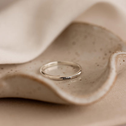 Anillo con nombre pequeño grabado