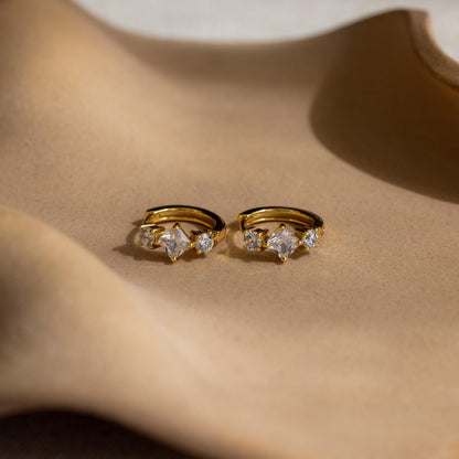 Pendientes Huggies con piedra de nacimiento y corte princesa