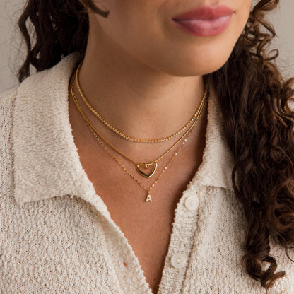 Delicado collar con letras pavé