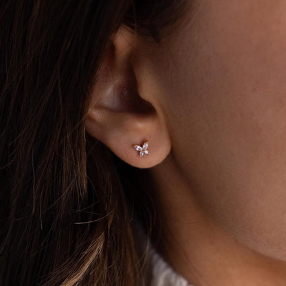 Pendientes planos con forma de mariposa y piedra de nacimiento