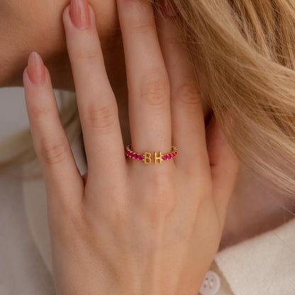 Anillo de tenis con dos iniciales y piedra de nacimiento