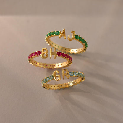 Anillo de tenis con dos iniciales y piedra de nacimiento