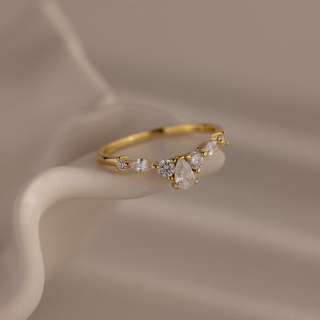 Anillo curvo de diamantes en forma de pera